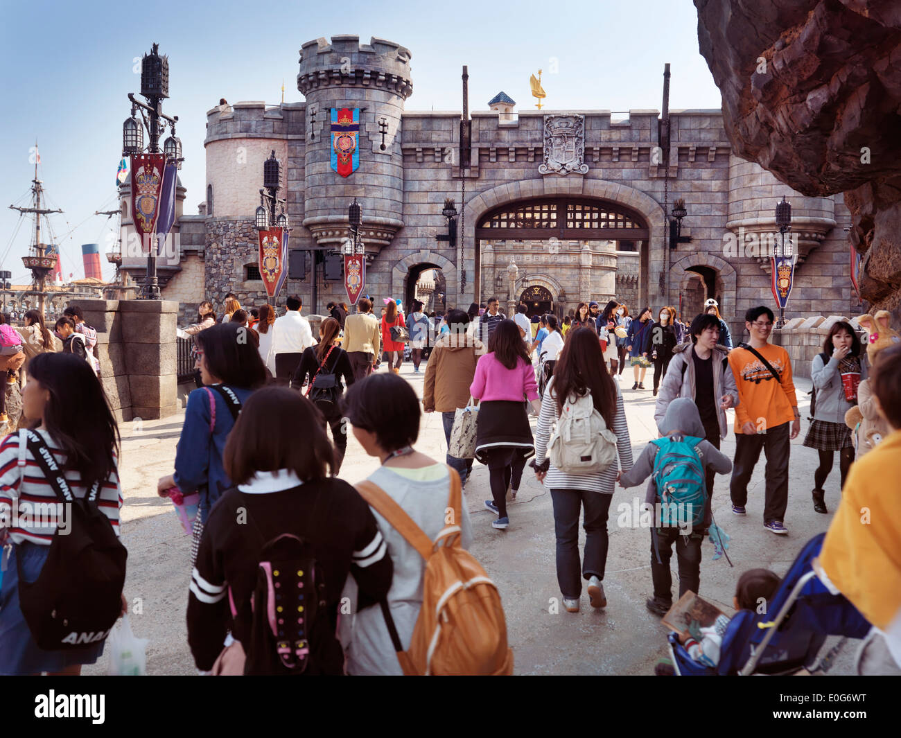 Menschen im Tokyo Disneysea Themenpark, mediterranen Hafen. Tokio, Japan. Stockfoto