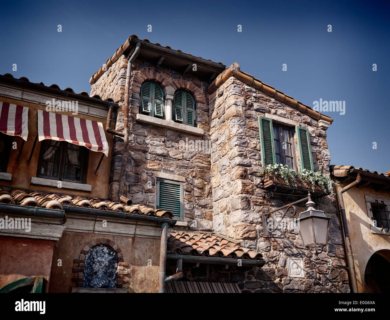 Altes Haus mit Steinmauern und Rollläden an Fenstern, antike Architektur im venezianischen Stil Stockfoto