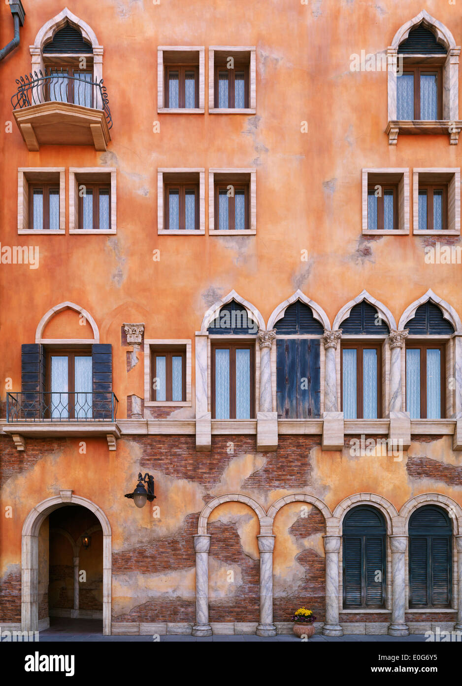 Wand mit Fenstern eines Gebäudes im venezianischen gotischen Baustil. Architektur Detail Textur. Stockfoto