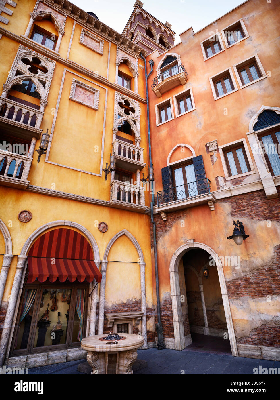 Ecke zwischen zwei Gebäuden im venezianischen gotischen Baustil. Stockfoto