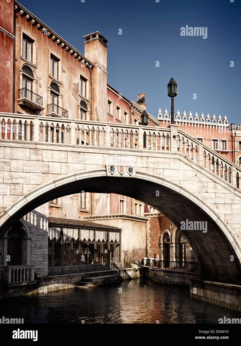 Brücke über einen Kanal mit venezianischer Architektur Gebäude Stockfoto