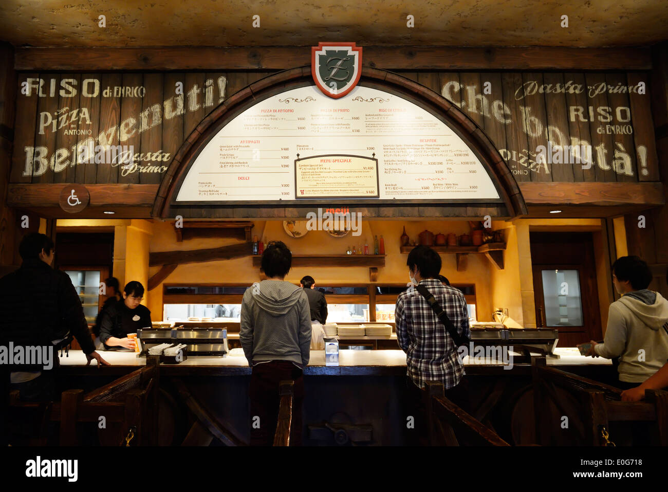 Menschen essen Zambini Brüder Ristorante, Italienisches Restaurant in Tokyo Disneysea, Japan zu bestellen. Stockfoto