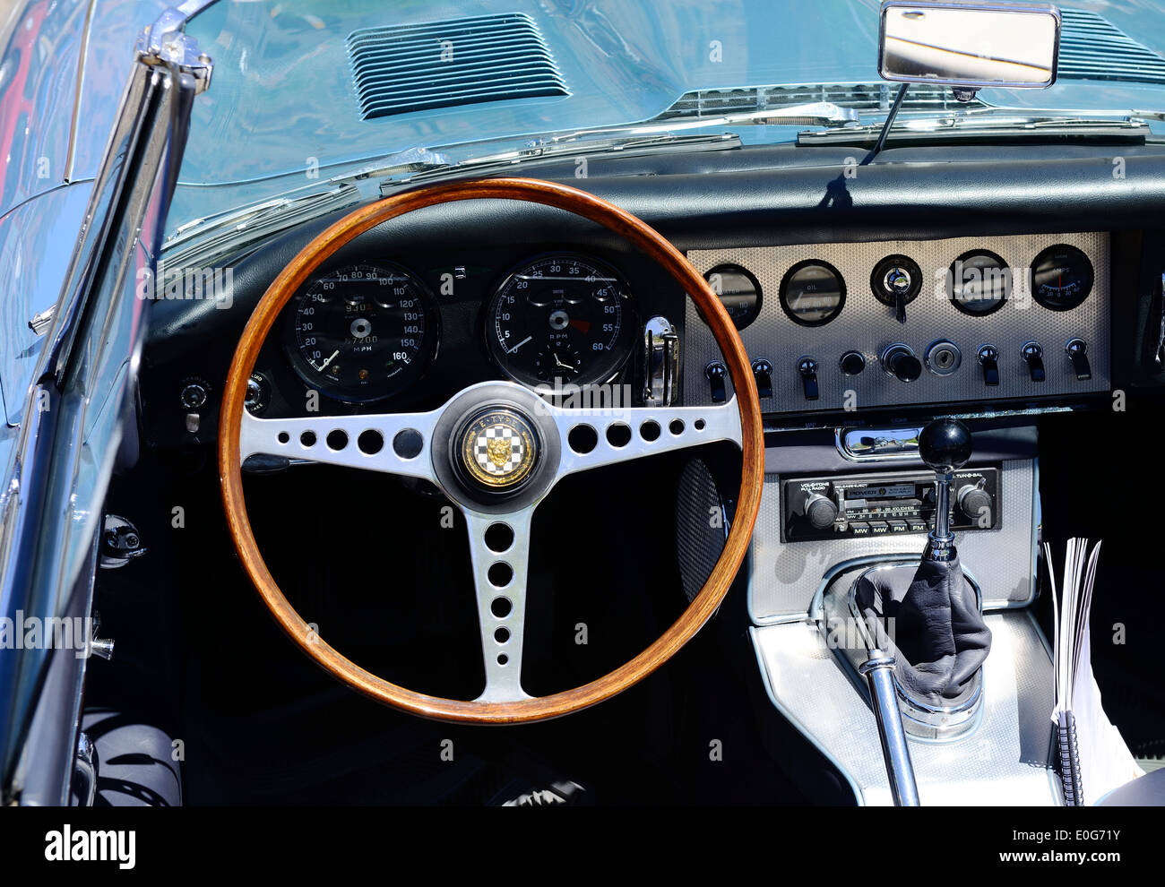 Cockpit eines klassischen Jaguar Automobils Stockfoto