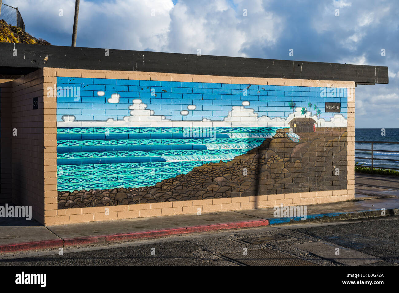 Wandbild an der Wand eine öffentliche Toilette im Turmalin Surf Park.  San Diego, Kalifornien, USA... Stockfoto