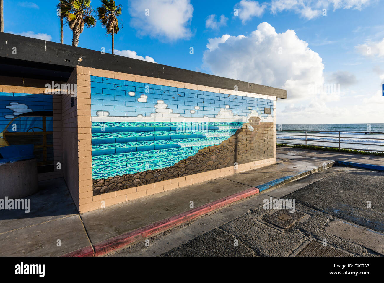 Wandbild an der Wand eine öffentliche Toilette im Turmalin Surf Park.  San Diego, California, Vereinigte Staaten von Amerika. Stockfoto