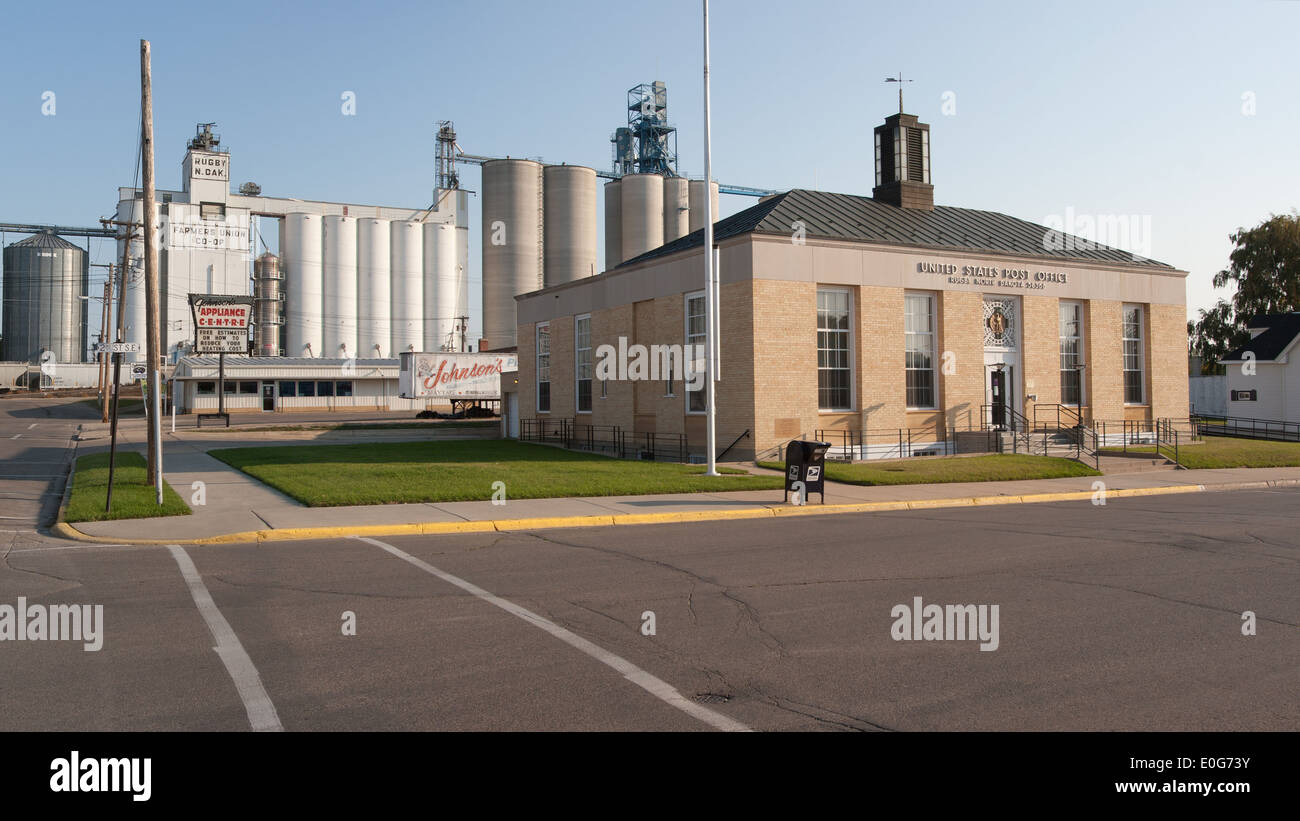 Farmers Union Getreidesilos und das United States Post Office in Rugby, North Dakota Stockfoto