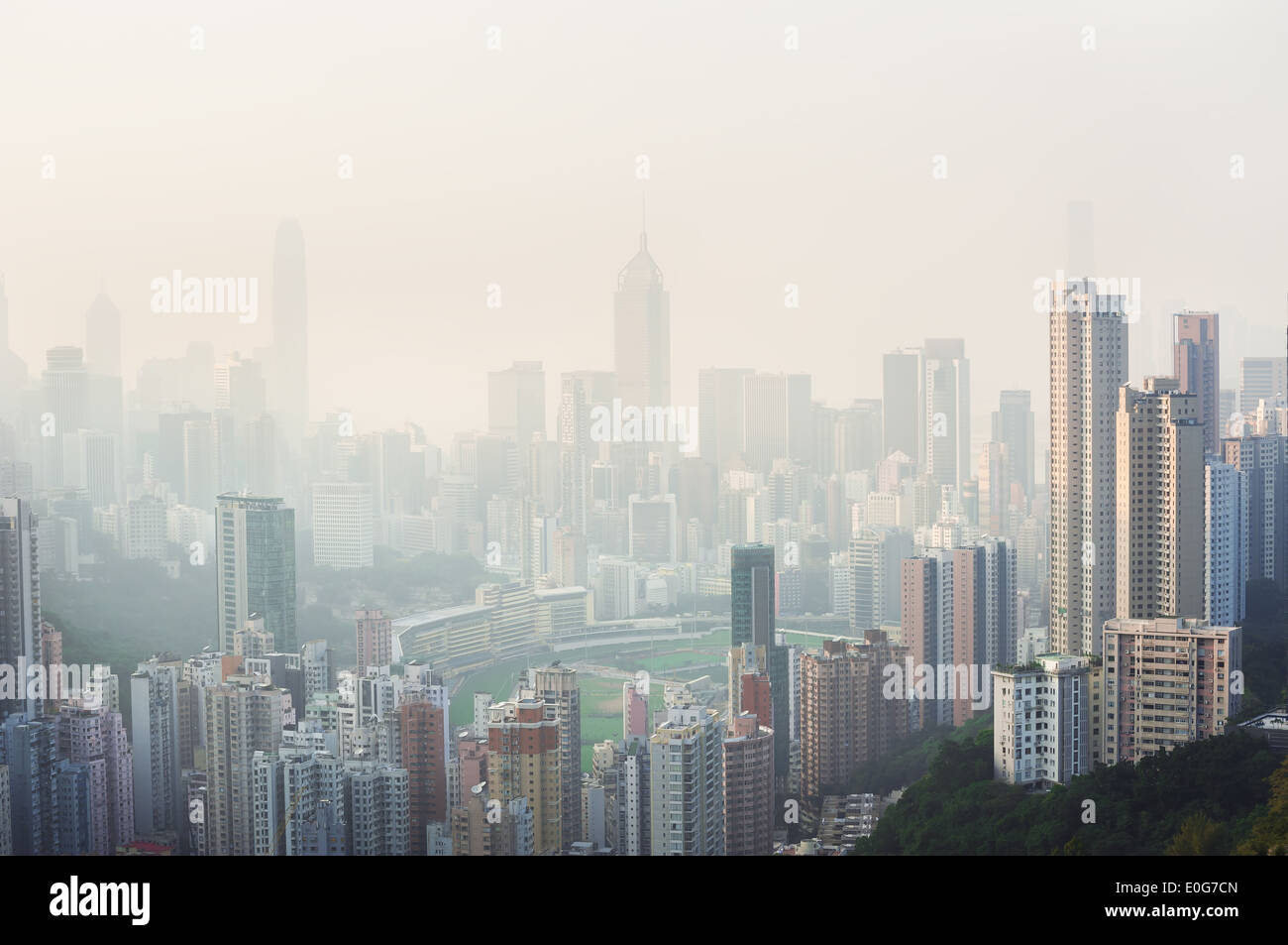 Die Verunreinigung der Luft hängt über dem Happy Valley District von Hong Kong Island Stockfoto