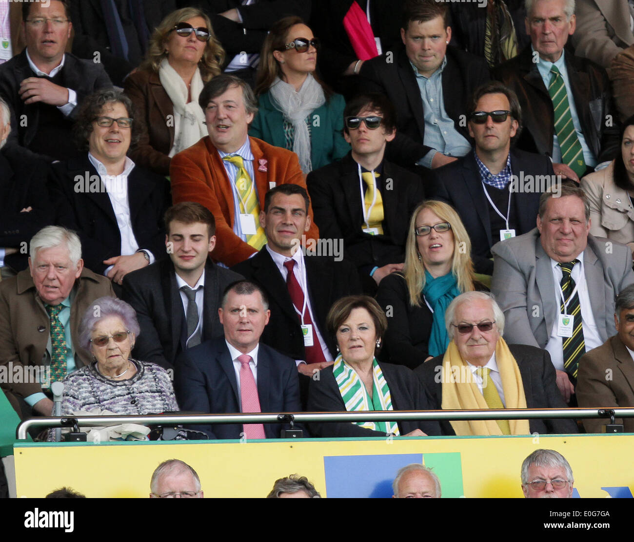 Norwich, Vereinigtes Königreich. 11. Mai 2014. Norwich City V Arsenal. Komiker und Arsenal Alan Davies und Norwich Fan Stephen Fry ansehen das Spiel. Bildnachweis: Paul Marriott/Alamy Live-Nachrichten Stockfoto