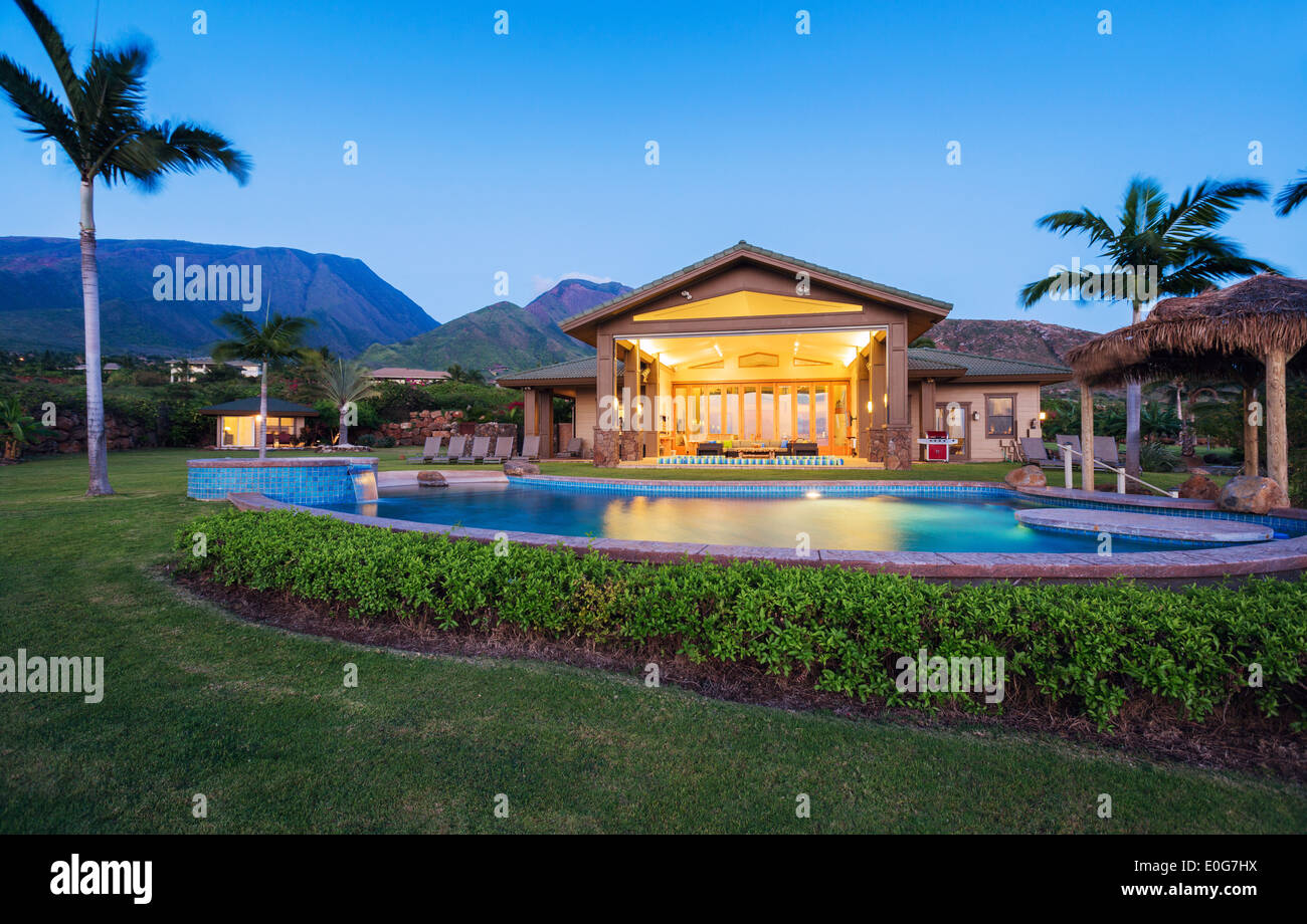 Luxus-Haus mit Pool bei Sonnenuntergang Stockfoto