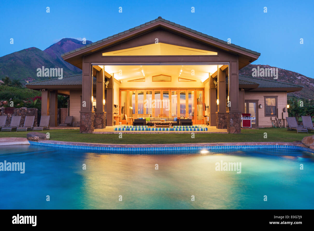 Luxus-Haus mit Pool bei Sonnenuntergang Stockfoto