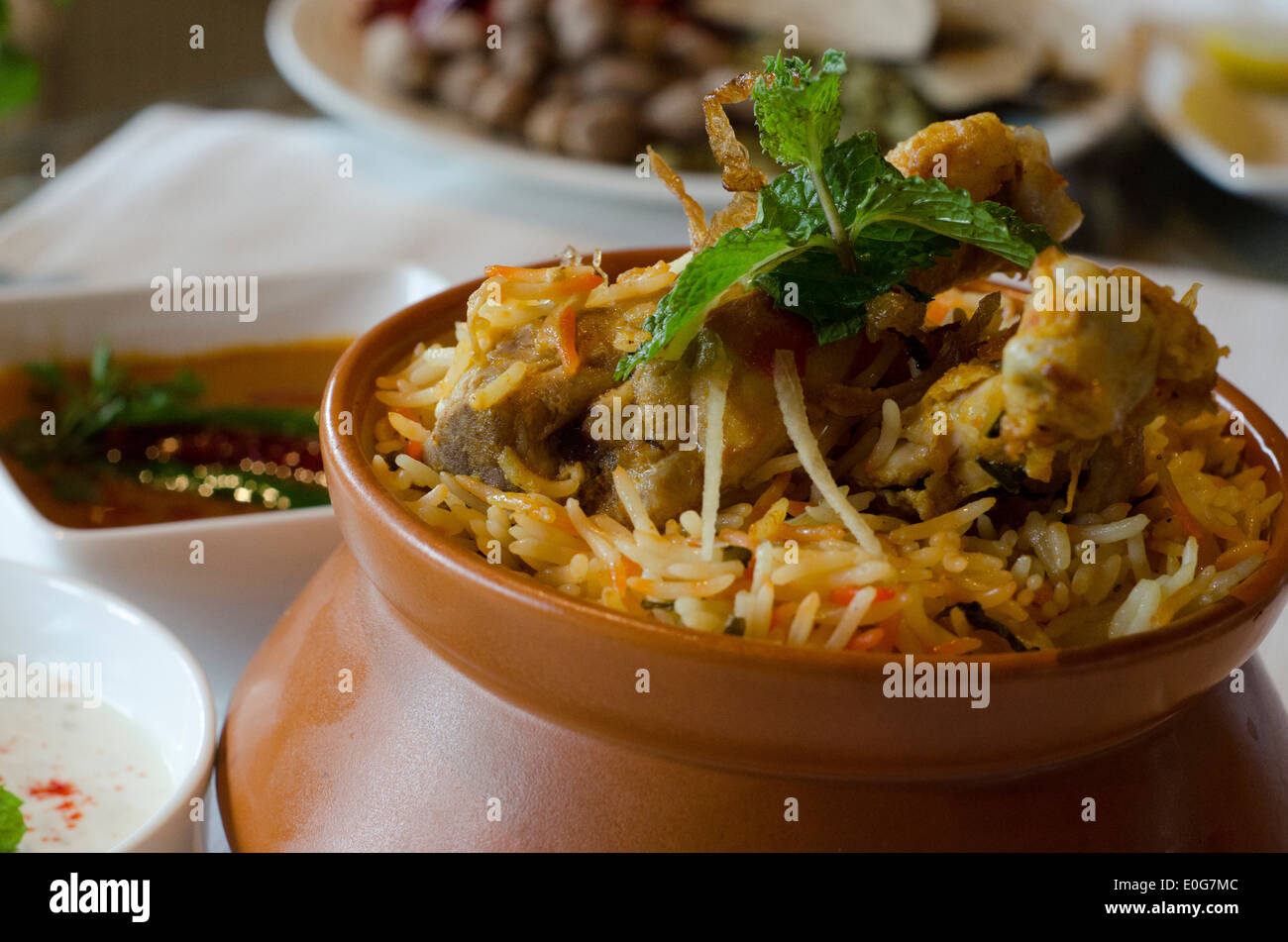 Biryani, eine Gericht langsam kochen Duftreis mit Kräutern und Gewürzen zusammen mit Gemüse, Fleisch oder Meeresfrüchte.  Stockfoto