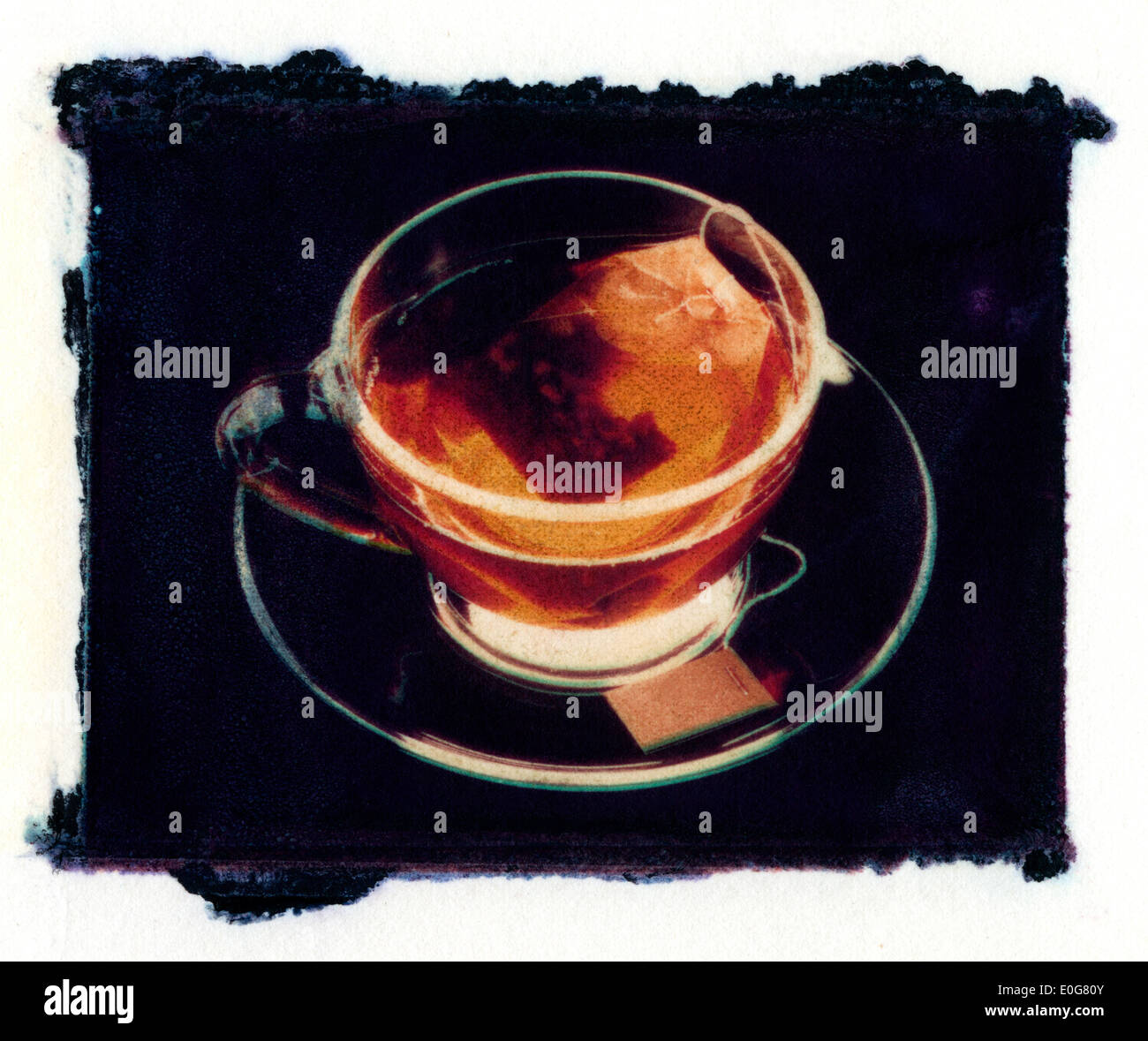 Tasse Tee mit Teebeutel (Polaroid Image Transfer) Stockfoto
