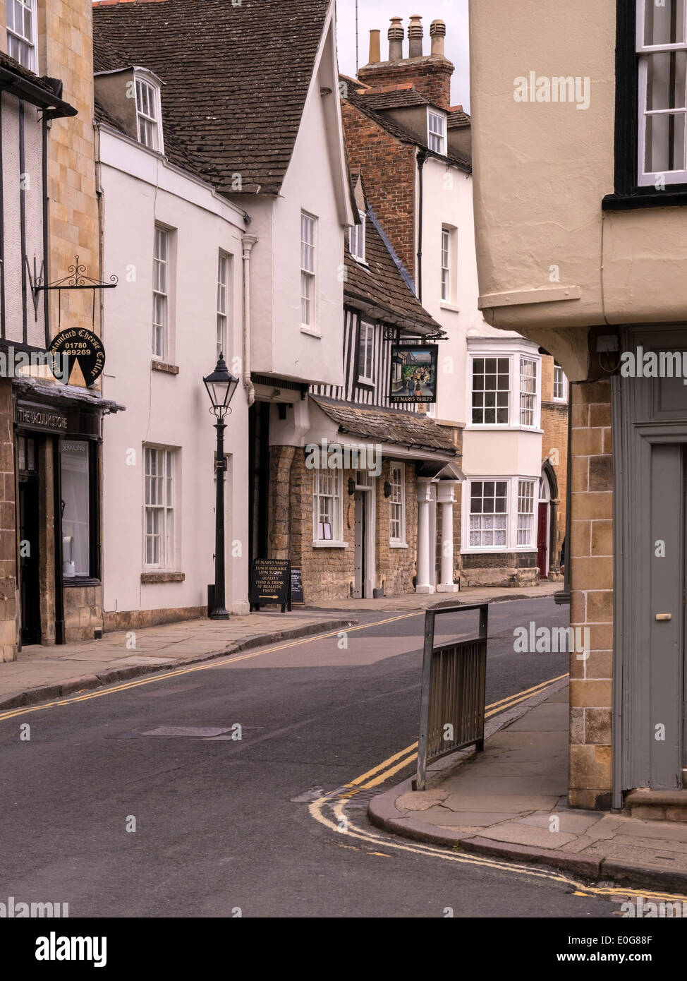 Attraktive traditionellen alten shop-Fronten und Stein Gebäude, Stamford, Lincolnshire, England, UK Stockfoto