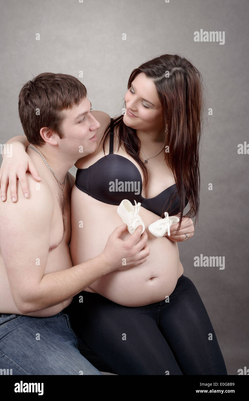 Schwangere Frau mit einem Kind Schuh, paar in der Liebe Stockfoto