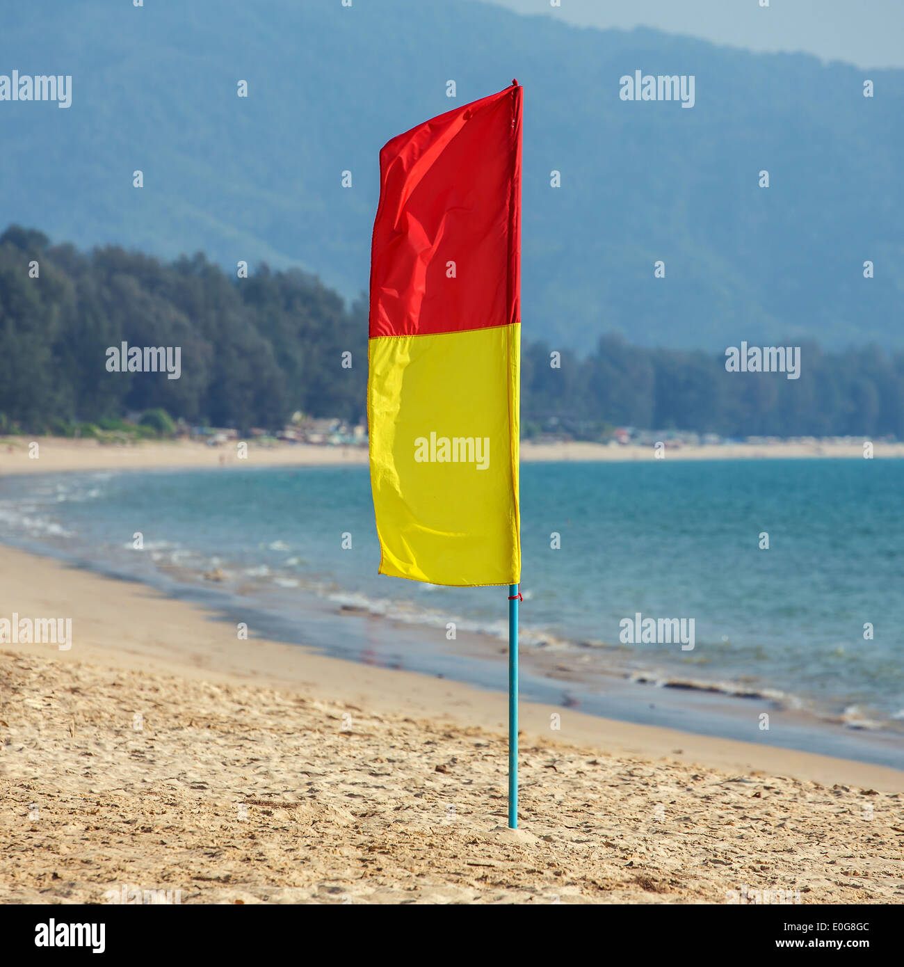 Lebensretter patrouillieren rot-gelben Flagge am Strand Stockfoto