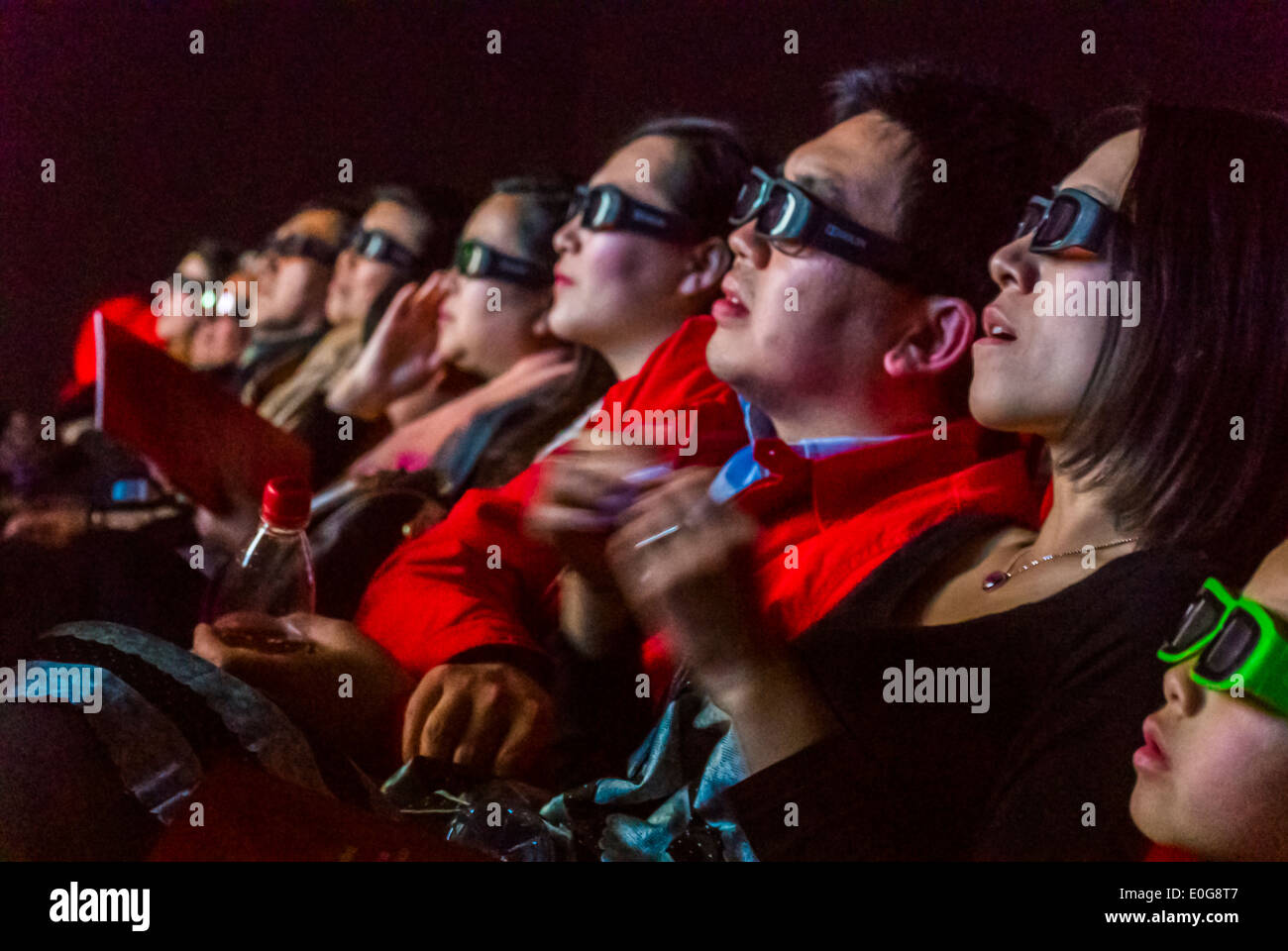 Paris, Frankreich, eine Gruppe von Zuschauern trägt eine spezielle Brille, wenn sie einen 3-D-Film beim chinesischen Filmfestival in Frankreich im Gaumont-Kino auf den Champs-Elysees sehen Stockfoto