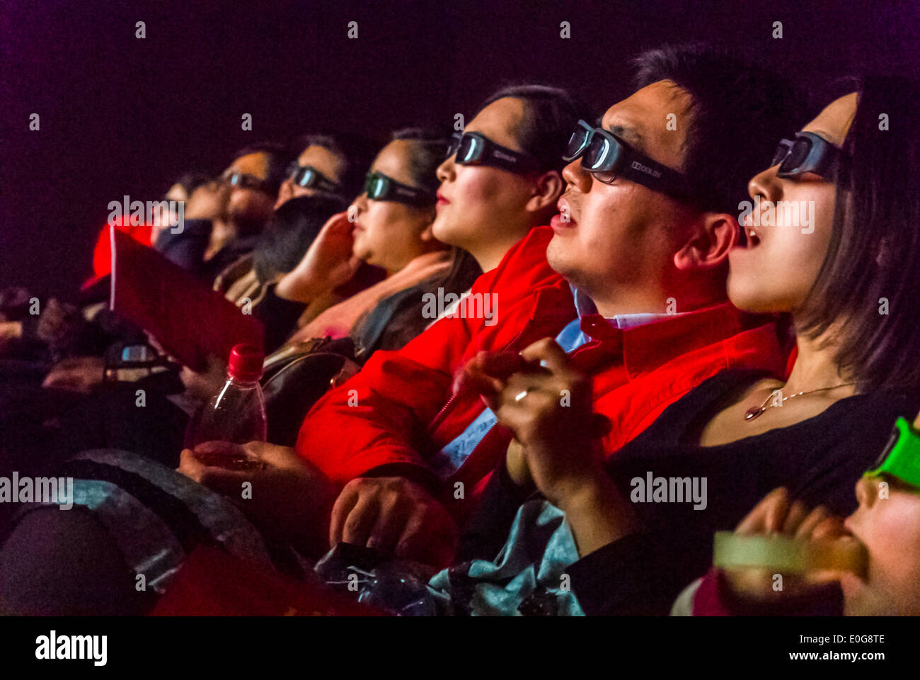 Paris, Frankreich, Gruppe von Menschen bei den Filmen tragen die Zuschauer eine spezielle Brille, während sie einen 3-D-Film beim chinesischen Filmfestival in Frankreich im Gaumont-Kino auf den Champs-Elysées sehen Stockfoto