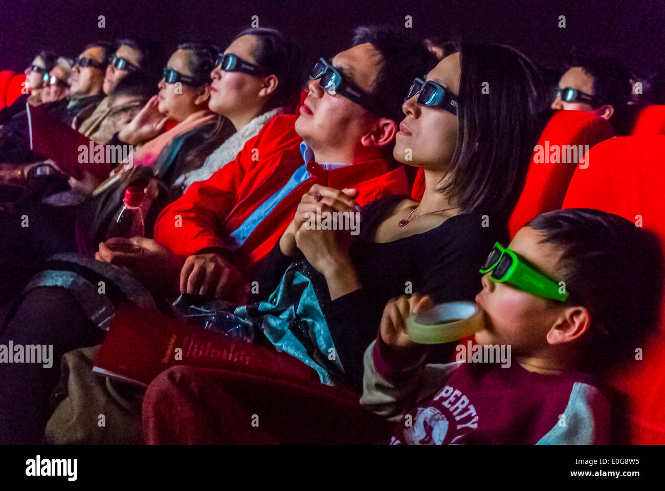 Paris, Frankreich, große Menschenmengen, chinesisches Publikum, das eine spezielle Brille trägt, während sie einen 3D-Film beim Chinesischen Filmfestival in Frankreich sehen, bei einer Veranstaltung im Gaumont Cinema auf den Champs-Elysées. Leute im Kino, chinesische Menschengesichter Stockfoto