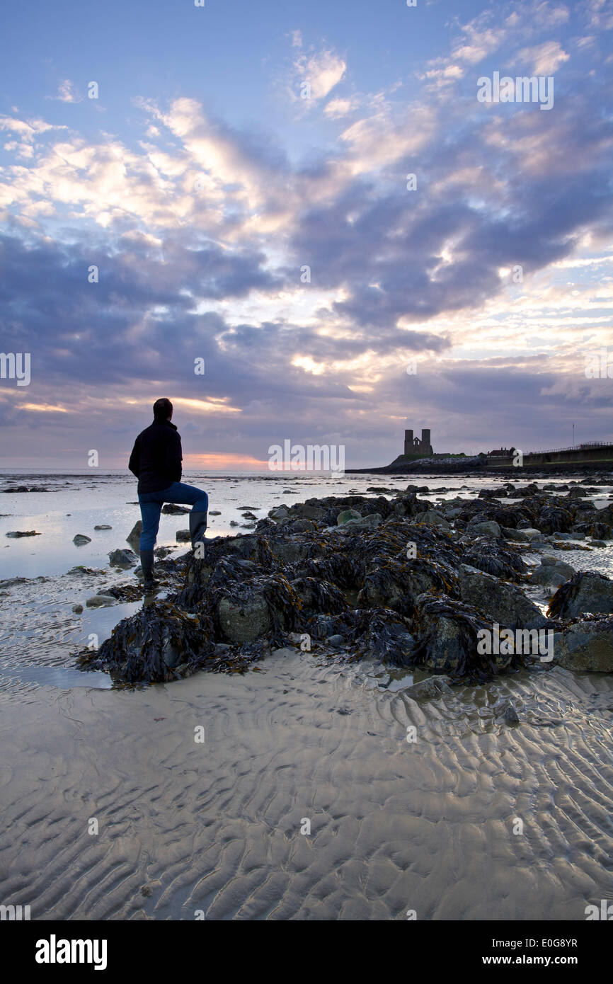 Reculver, Kent, UK 13. Mai 2014: Morgendämmerung am Reculver Türme in Kent bei Ebbe. Die Prognose für Dienstag ist regnerisch Wetter und einige Aufhellungen Stockfoto