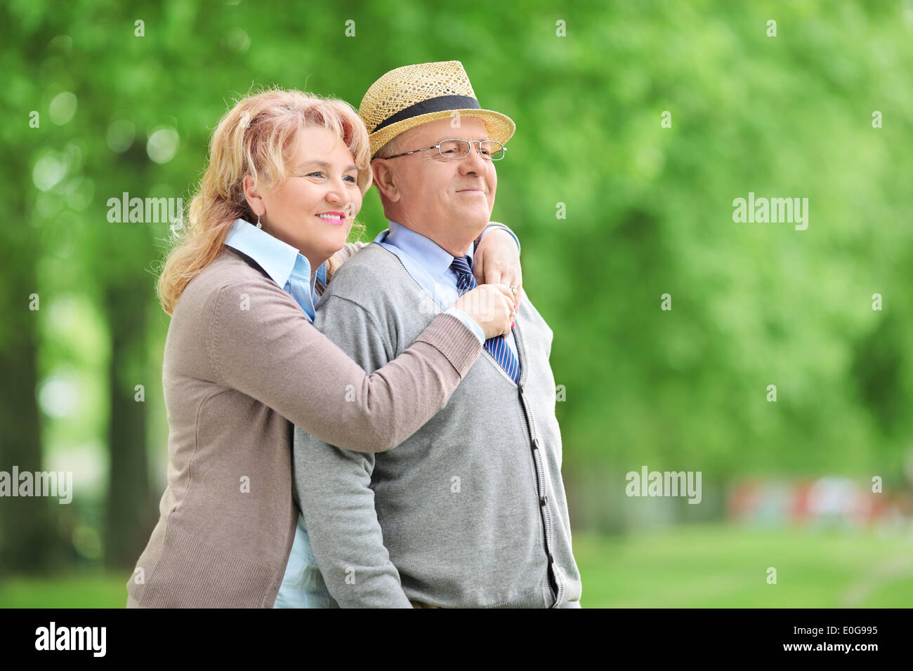 Unbeschwerte älteres Ehepaar umarmt im freien Stockfoto