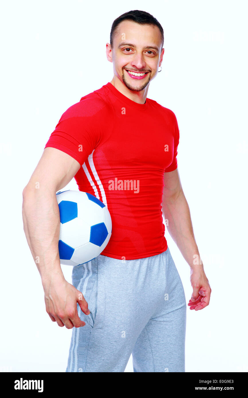 Sportlicher Mann mit Fußball auf weißem Hintergrund Stockfoto