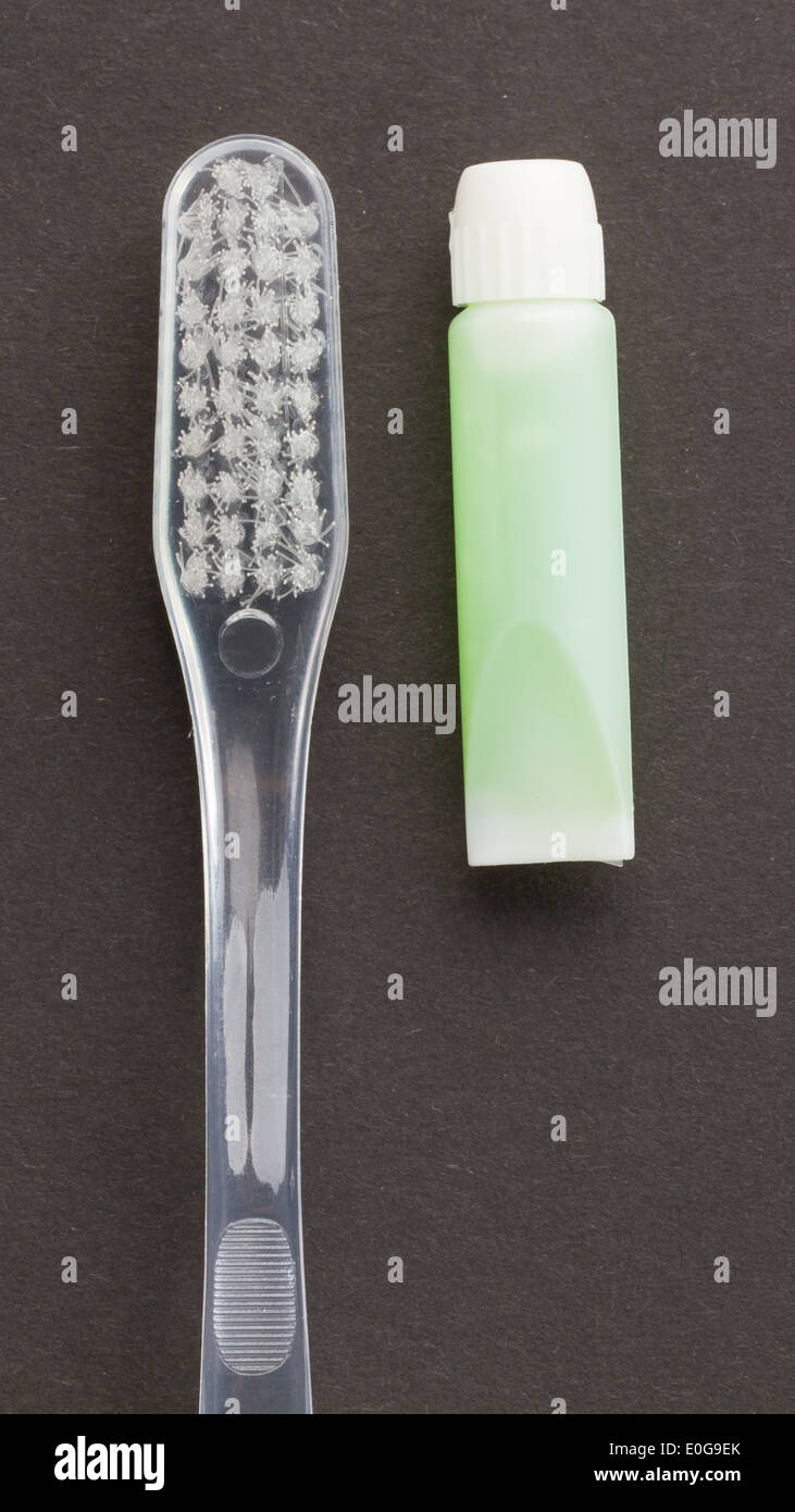 Zahnbürste und grün Zahnpasta auf einem grauen Hintergrund isoliert Stockfoto