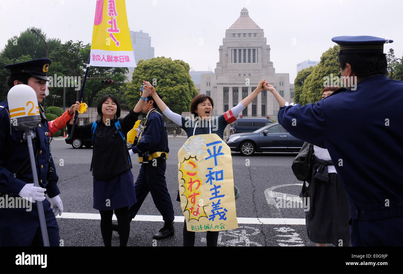 Tokio, Japan. 13. Mai 2014. Personen eine Demonstration zum protest gegen den Plan der Regierung, das Recht der kollektiven Verteidigung vor dem Parlamentsgebäude in Tokio, die Hauptstadt von Japan, 13. Mai 2014 zu genehmigen. Der japanische Premierminister Shinzo Abe wird seine Regierung Grundhaltung der kollektiven Verteidigung rechts am kommenden Donnerstag bekannt geben. Bildnachweis: Stinger/Xinhua/Alamy Live-Nachrichten Stockfoto