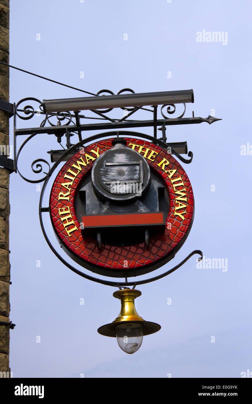 Der Railway Pub, hängendes Eisenbahnschild in Ramsbottom, Großbritannien Stockfoto