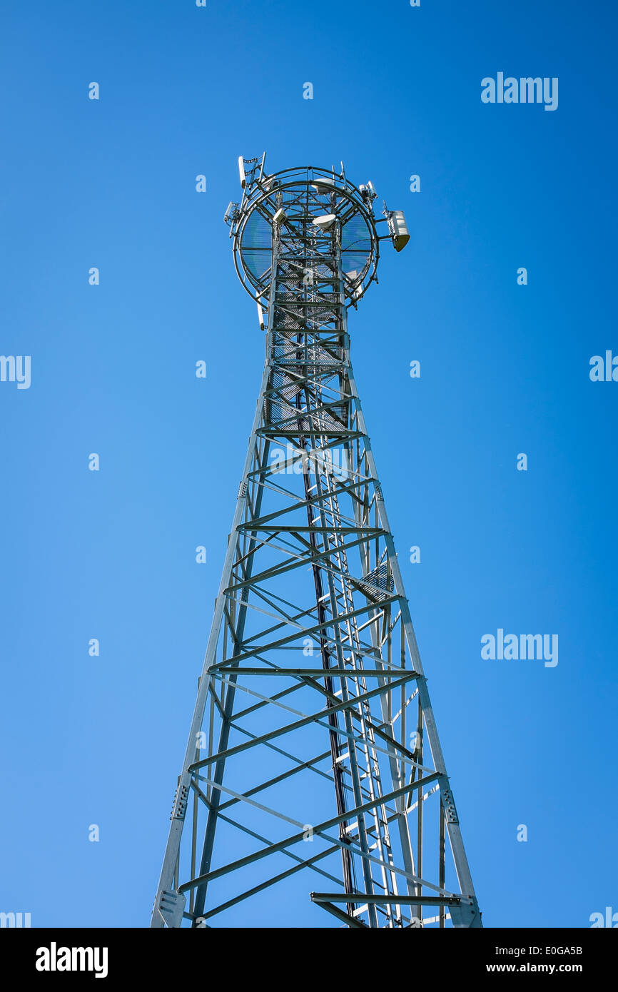 Metall GSM-Turm und blauer Himmel an einem sonnigen Tag Stockfoto