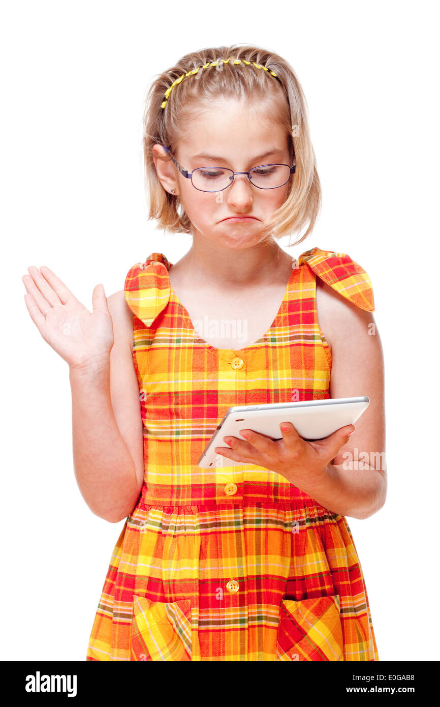Porträt eines Mädchens mit Brille hält Tablet - Isolated on White Stockfoto