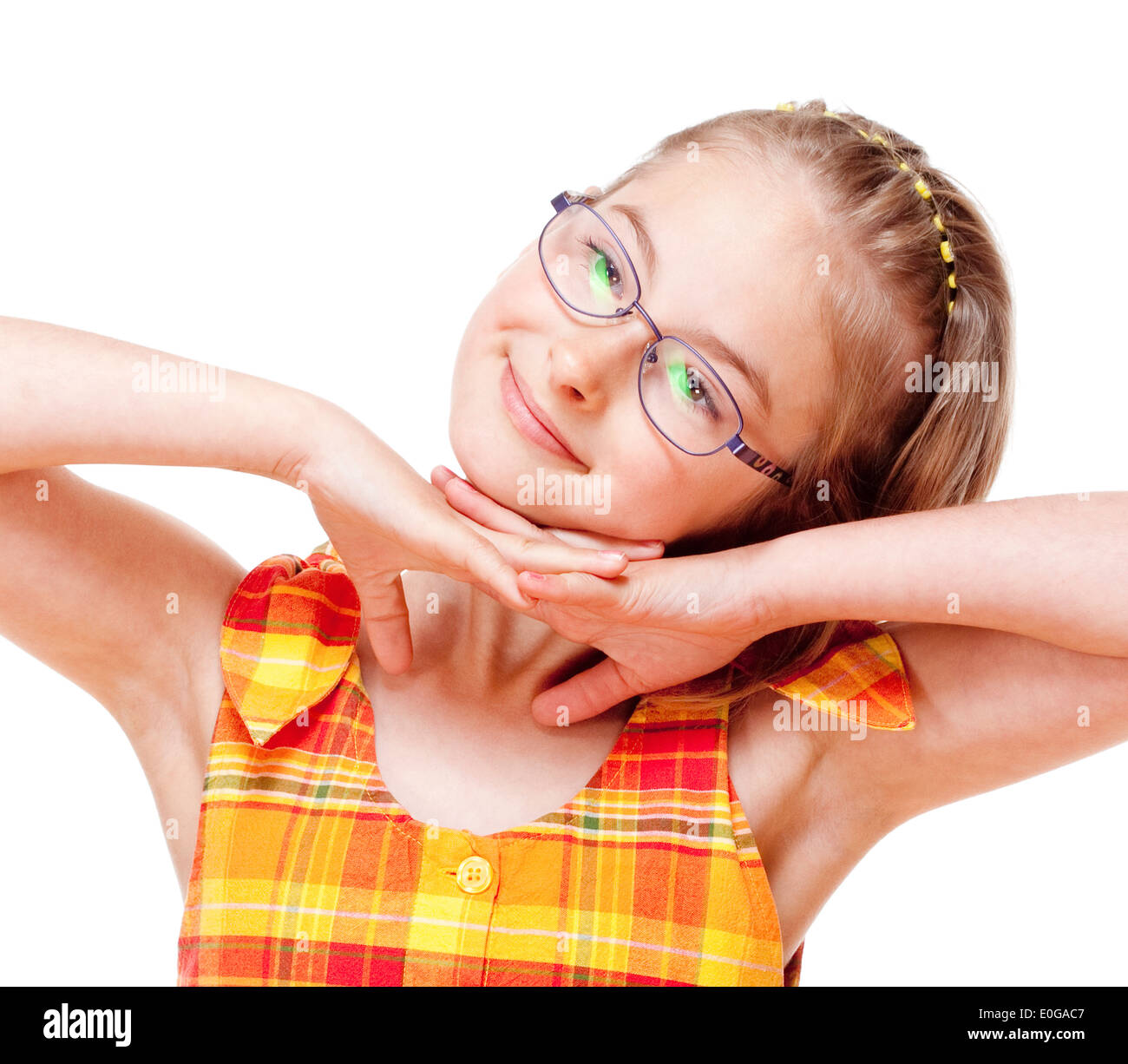 Porträt von einem kleinen Mädchen mit blonden Haaren und Brille - Isolated on White Stockfoto