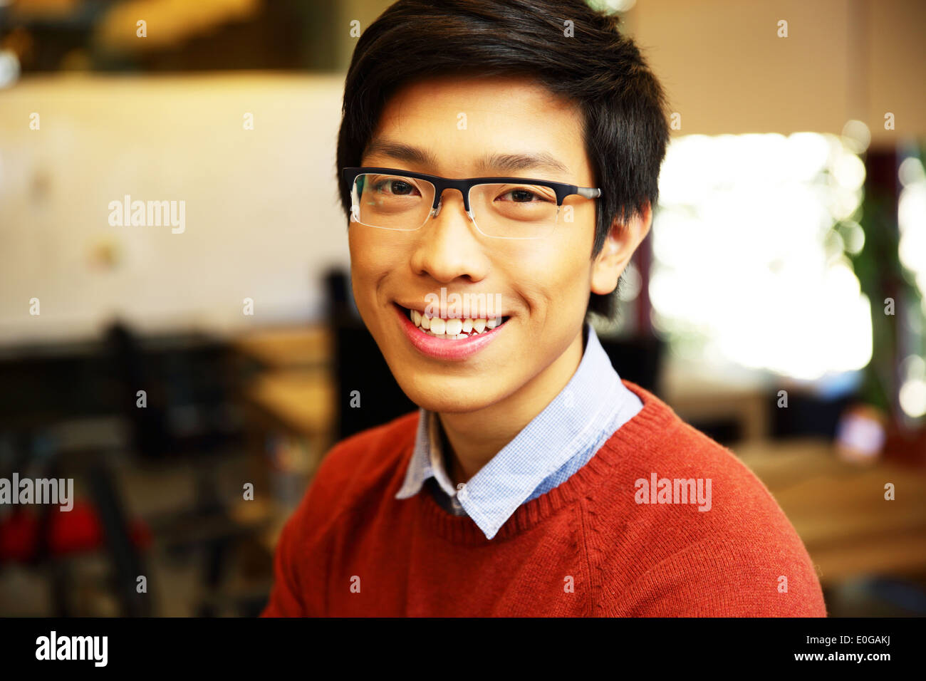 Closeup Portrait eines jungen glücklich asiatischen Mannes mit Brille Stockfoto