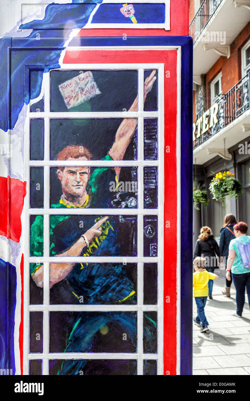 Prinz Harry in der 'Ring eine königliche' Telefonzelle Künstlers Timmy Mallett in der Nähe von Windsor Castle. Stockfoto