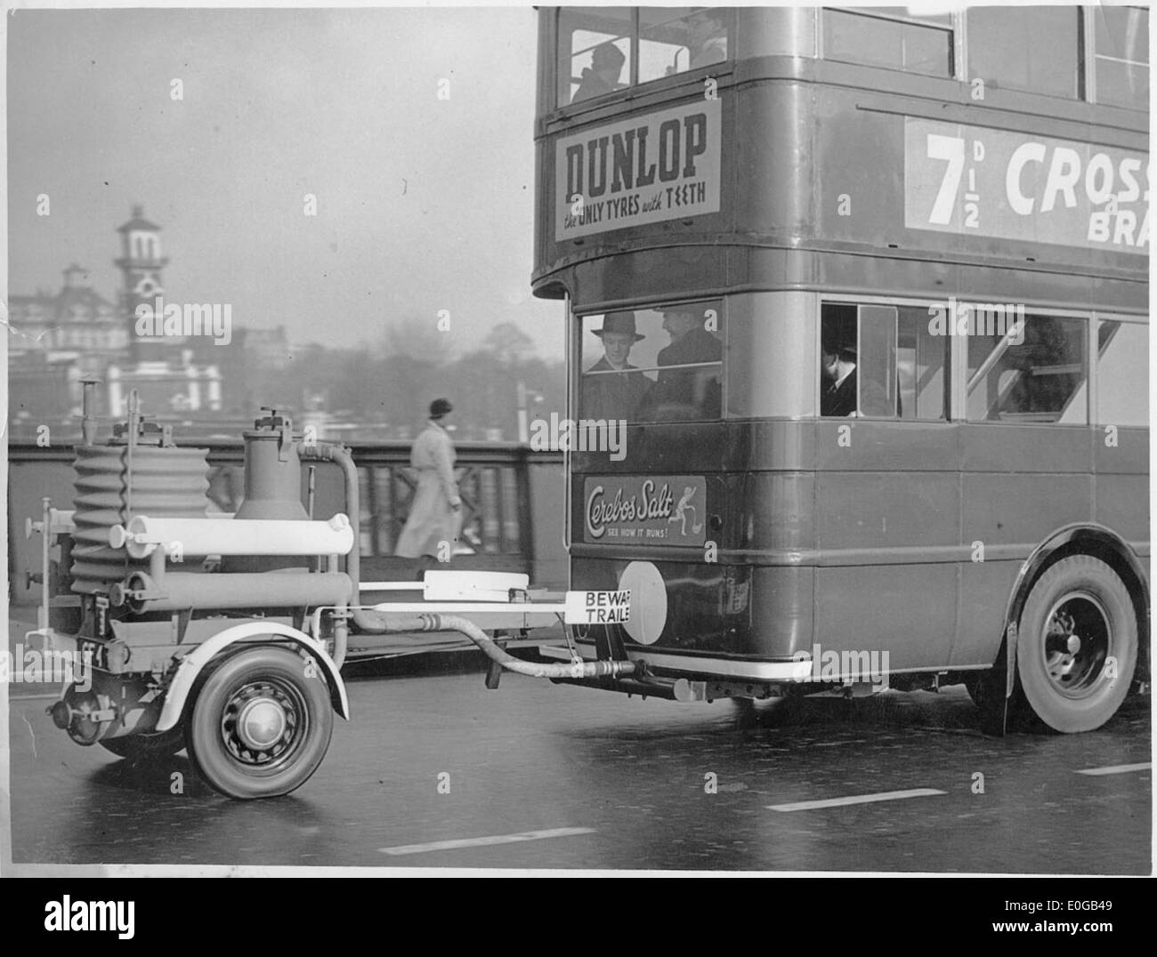 Dieses Bild zeigt einen Londoner Bus, der während des Zweiten Weltkriegs mit einem Holzgasgenerator ausgestattet war, was die Anpassungen der Kriegszeit an Treibstoffknappheit in Großbritannien widerspiegelt. Stockfoto