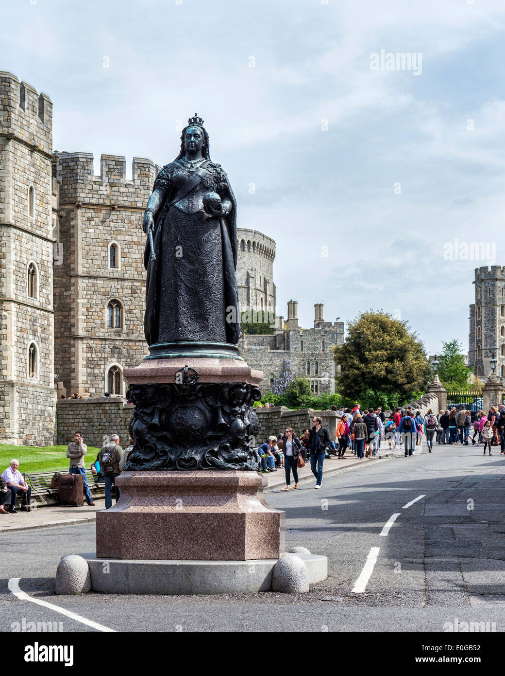 Bronze-Statue von Königin Victoria von Sir Joseph Edgar Boehm vor Windsor Schloß, Windsor, Berkshire, Großbritannien Stockfoto