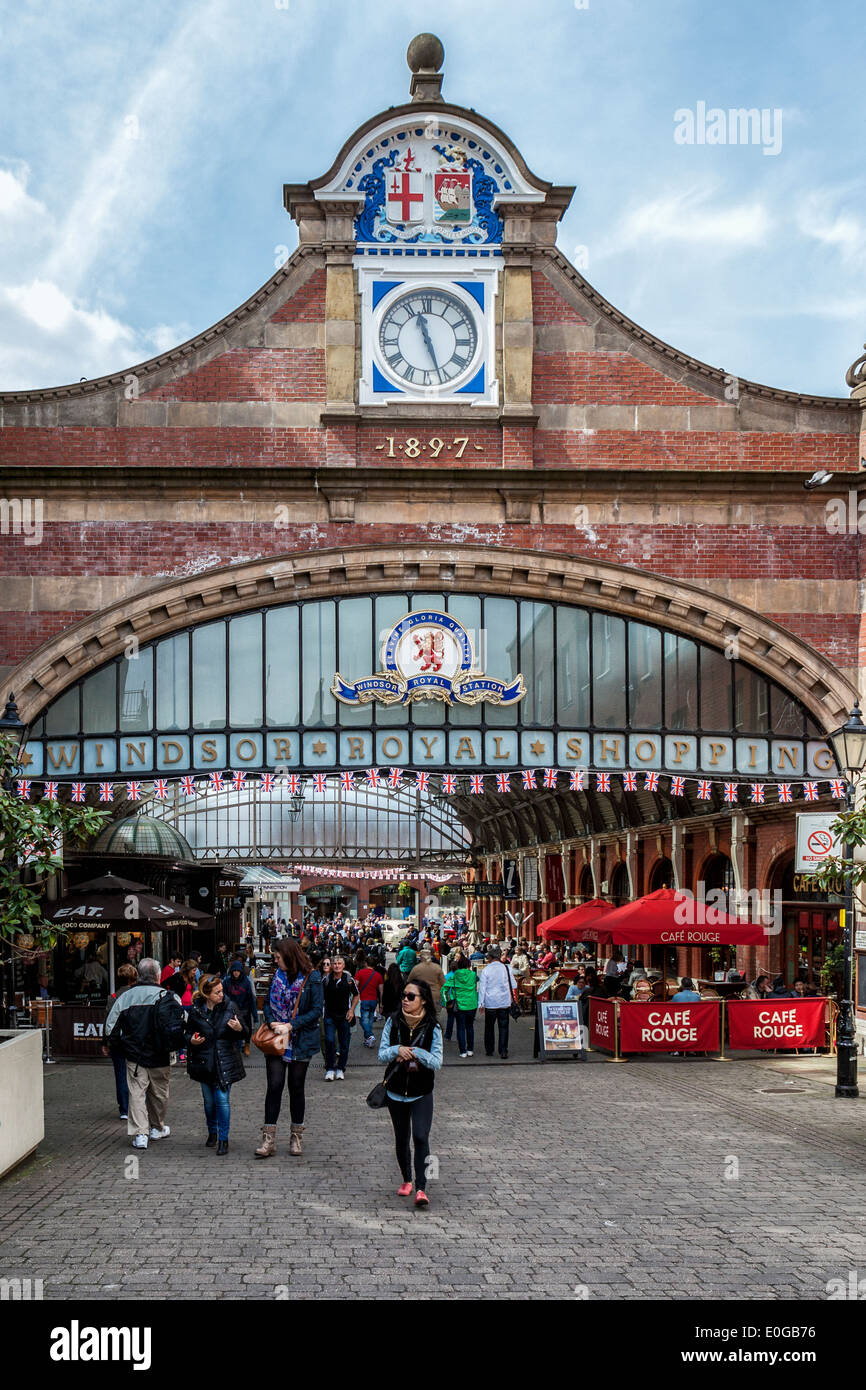 Windsor Royal Shopping arcade Satteldach Eingang mit bei Windsor, Berkshire, England, UK Stockfoto