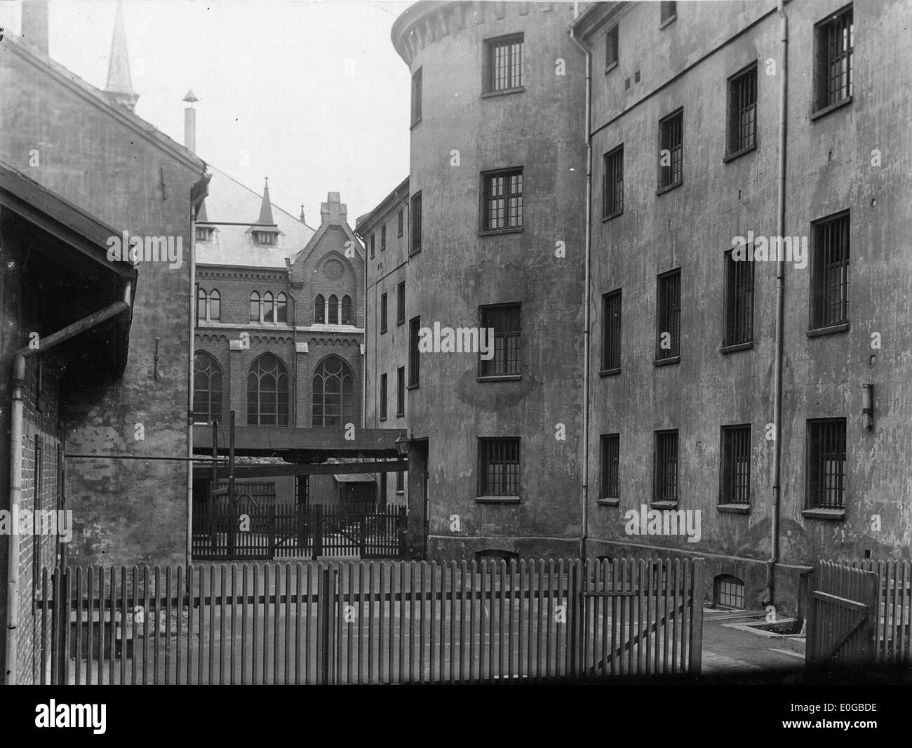 Die Fassade des ehemaligen Frauengefängnisses (früher das Haus der Korrektur) in Kristiania (heute Oslo), von Storgata aus gesehen, hebt seine historische Architektur hervor. Stockfoto