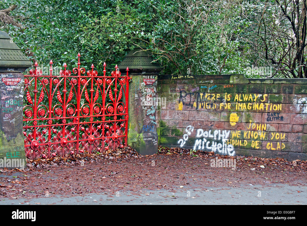 Rote Tor am Eingang zum "Strawberry Field" Imortalised von den Beatles-Song von John Lennon Stockfoto