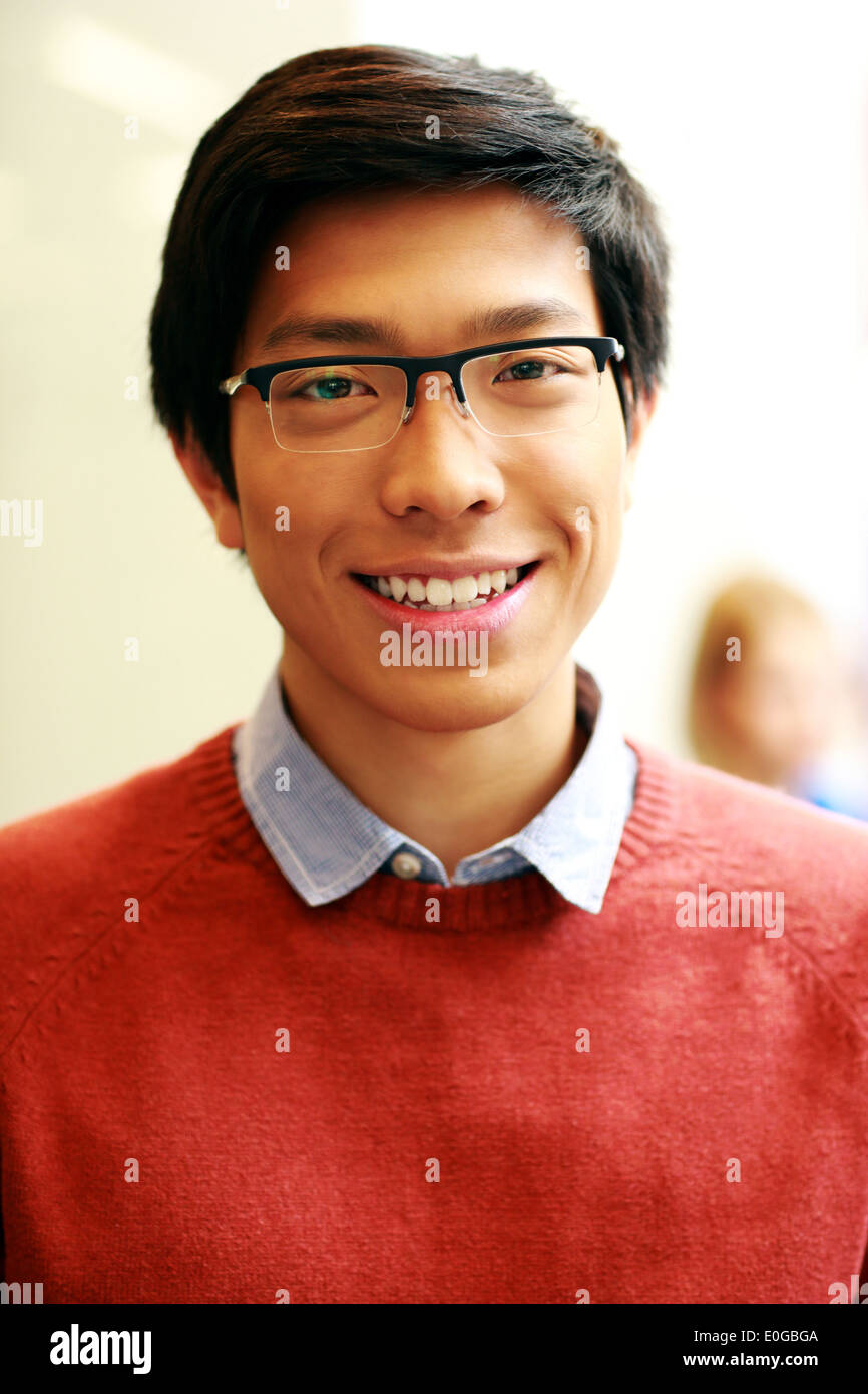 Porträt eines jungen glücklich asiatischen Mannes mit Brille Stockfoto