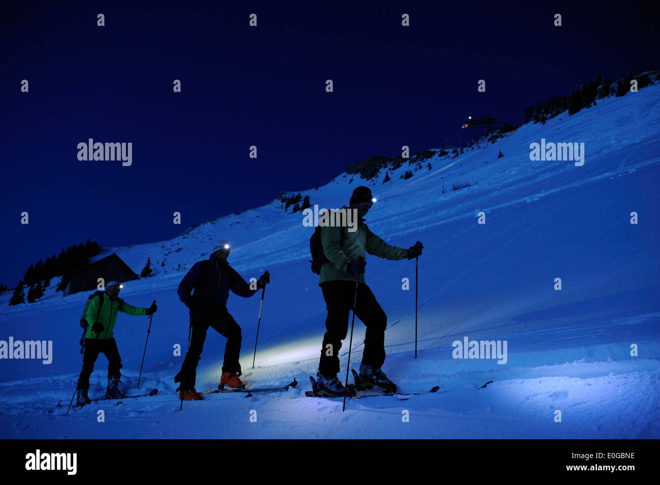 Drei Männer Skitouren in der Nacht, Aufstieg zum Staufner Haus am Hochgrat mit Blick auf Hochgrat, Hochgrat, Nagelfluh Bereich Hütte, Stockfoto