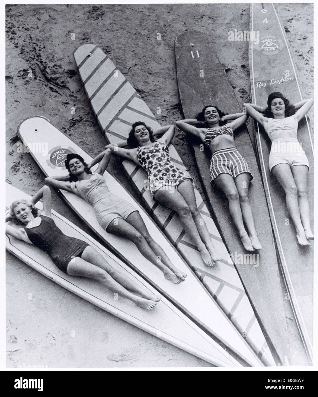 Dieses Bild der Surfsirenen in Manly Beach, New South Wales, von den späten 1930er bis Mitte der 1940er Jahre, fängt die Anfänge der Surfkultur Australiens ein. Frauen posieren in Vintage-Badeanzügen am Strand. Stockfoto