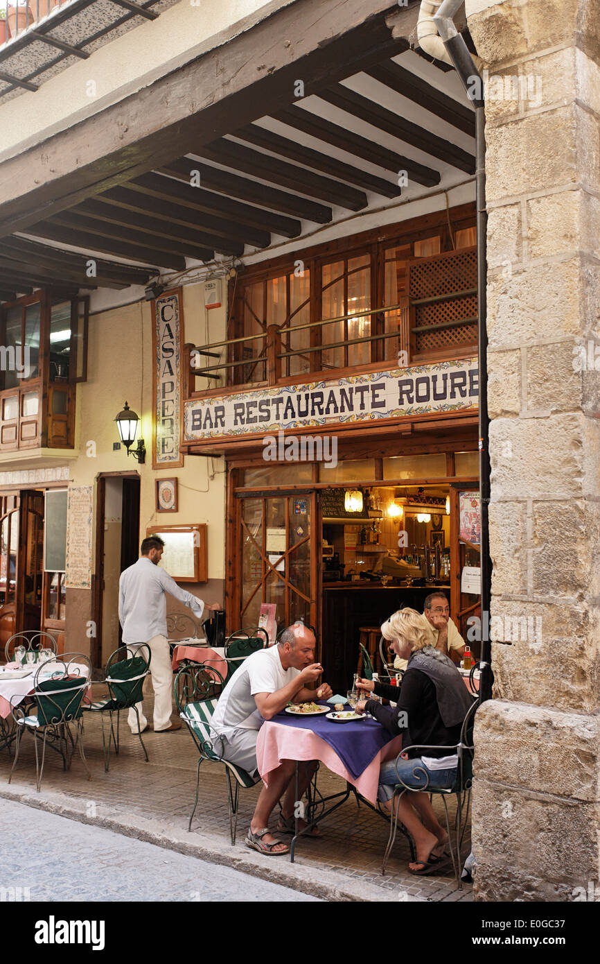 Gäste in ein Open-Air-Bereich, ein Restaurant, Castellon, Morella, Provinz Castello, Spanien, Costa del Azahar Stockfoto