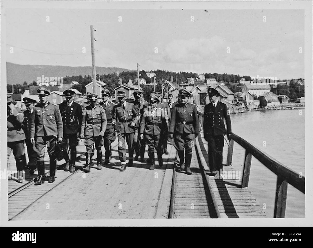 Ein Foto aus dem Zweiten Weltkrieg, das das militärische und zivile Leben in Norwegen während der deutschen Besatzung zeigt. Das Bild zeigt die Herausforderungen, denen das norwegische Volk während des Krieges gegenüberstand. Stockfoto