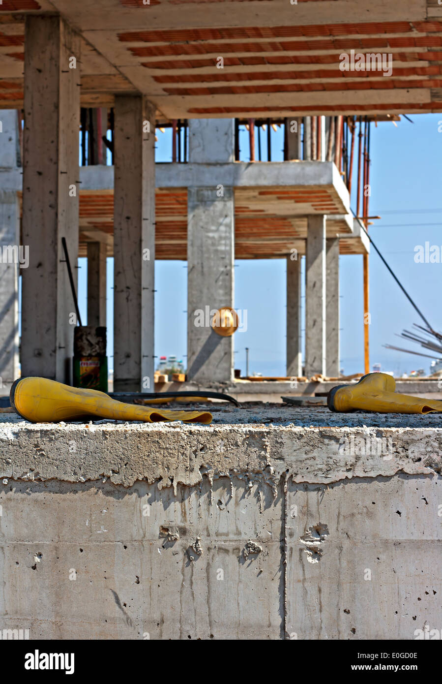 Bauarbeiter gelb Sicherheitsstiefel mit Baustelle im Hintergrund Stockfoto