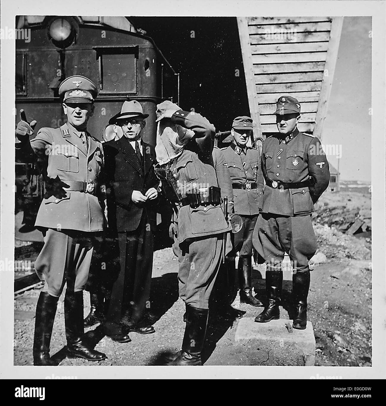Ein historisches Foto aus dem Zweiten Weltkrieg, das die Stadt Narvik während des Konflikts zeigt. Das Bild zeigt die Bedingungen des Gebiets, das während des Krieges ein bedeutender Ort war. Der Standort von Johlitz, Horn und Henne ist an Kriegsereignisse gebunden. Stockfoto