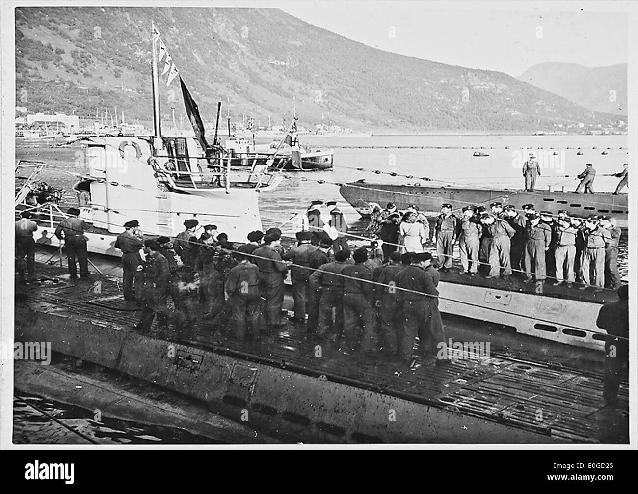 Ein Foto aus dem Zweiten Weltkrieg, auf dem deutsche U-Boote mit ihrer Besatzung von Frauen der RK-Dienststelle begrüßt werden. Dieses Bild spiegelt die Atmosphäre des deutschen Kriegs und seiner Militäroperationen wider. Stockfoto
