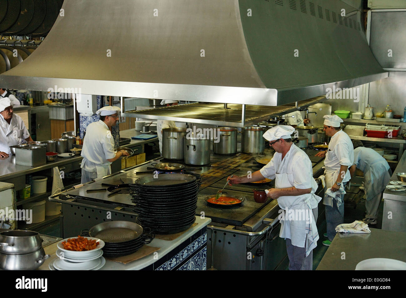 Köche, die Zubereitung von Paella, Restaurant La Pepica, Provinz Valencia, Valencia, Spanien Stockfoto