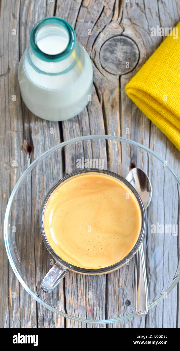 Draufsicht auf eine Tasse Kaffee, auf alten Holztisch isolieren Stockfoto