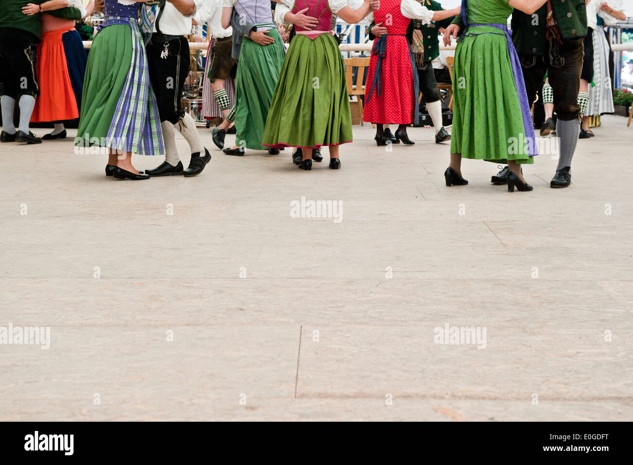 Männer und Frauen tanzen auf einem Festival, Taufe einer Glocke, Antdorf, Bayern, Deutschland Stockfoto