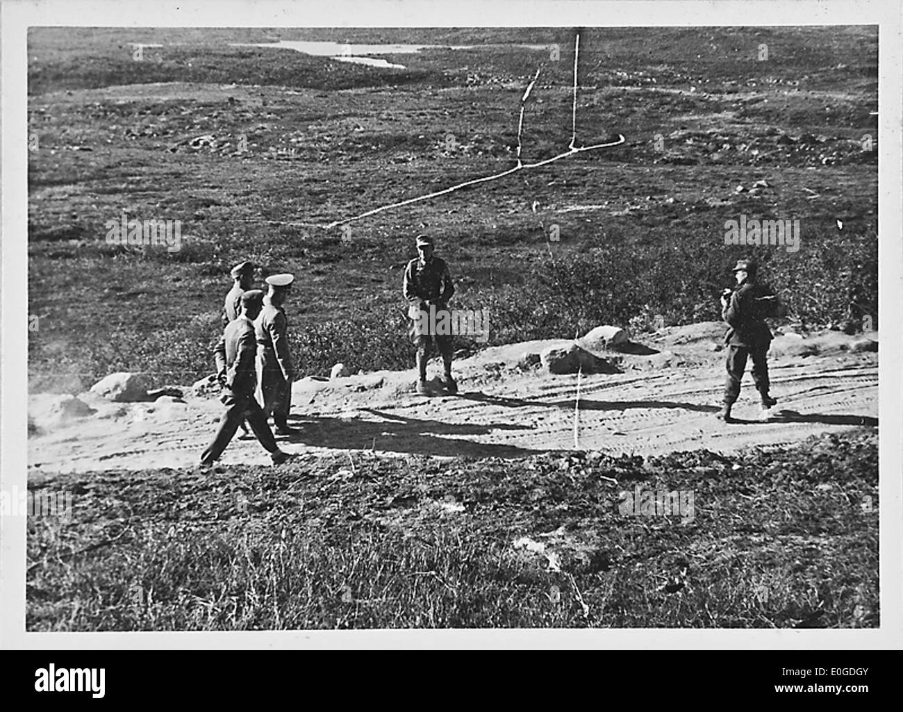 Eine Fotografie, die sich auf den Zweiten Weltkrieg bezieht und wichtige historische Figuren und Schauplätze in Norwegen während der Besatzung zeigt. Das Bild enthält Militärfiguren, Landschaften und Elemente aus der Zeit des Zweiten Weltkriegs. Stockfoto